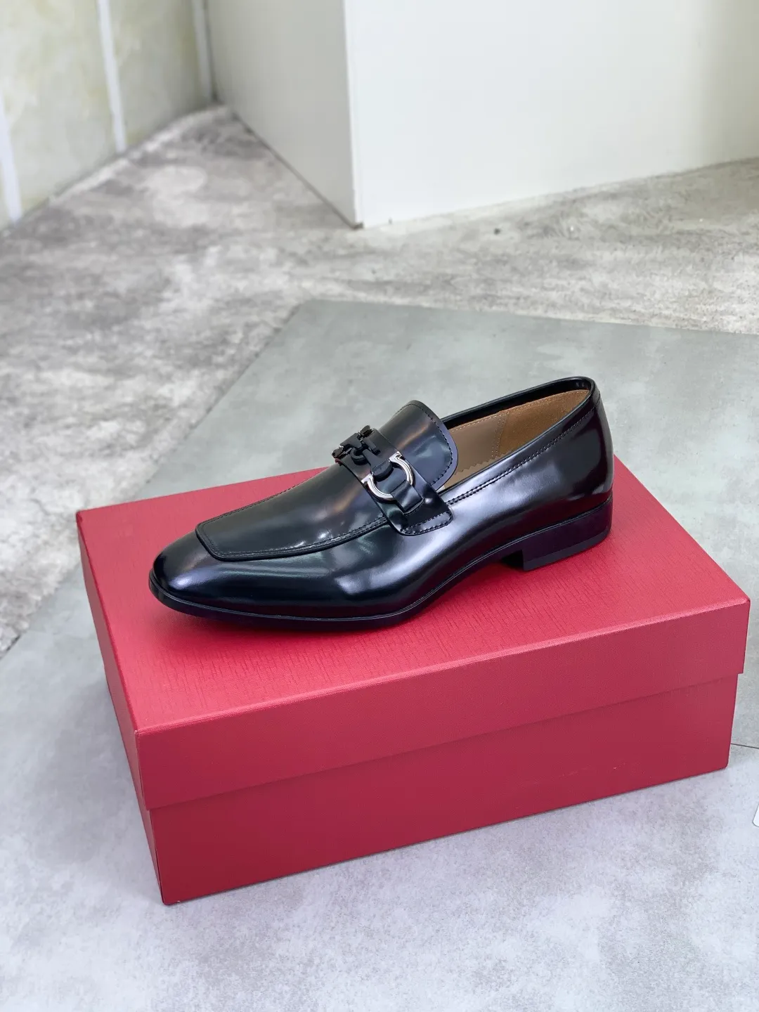 Men's men's shoes 💰P600💰[New model] High quality water-dyed cowhide 🆘[Salvatore Ferragamo] Ferragamo's latest casual business leather shoes for men! Listed simultaneously! The fabric is made of specially imported original calfskin, and the interior is made of imported water-dyed cowhide. It is absolutely luxurious and leads the fashion trend. High-end rubber outsole, size: 38-44 (45 and 46 can be customized) 5️⃣ colors available